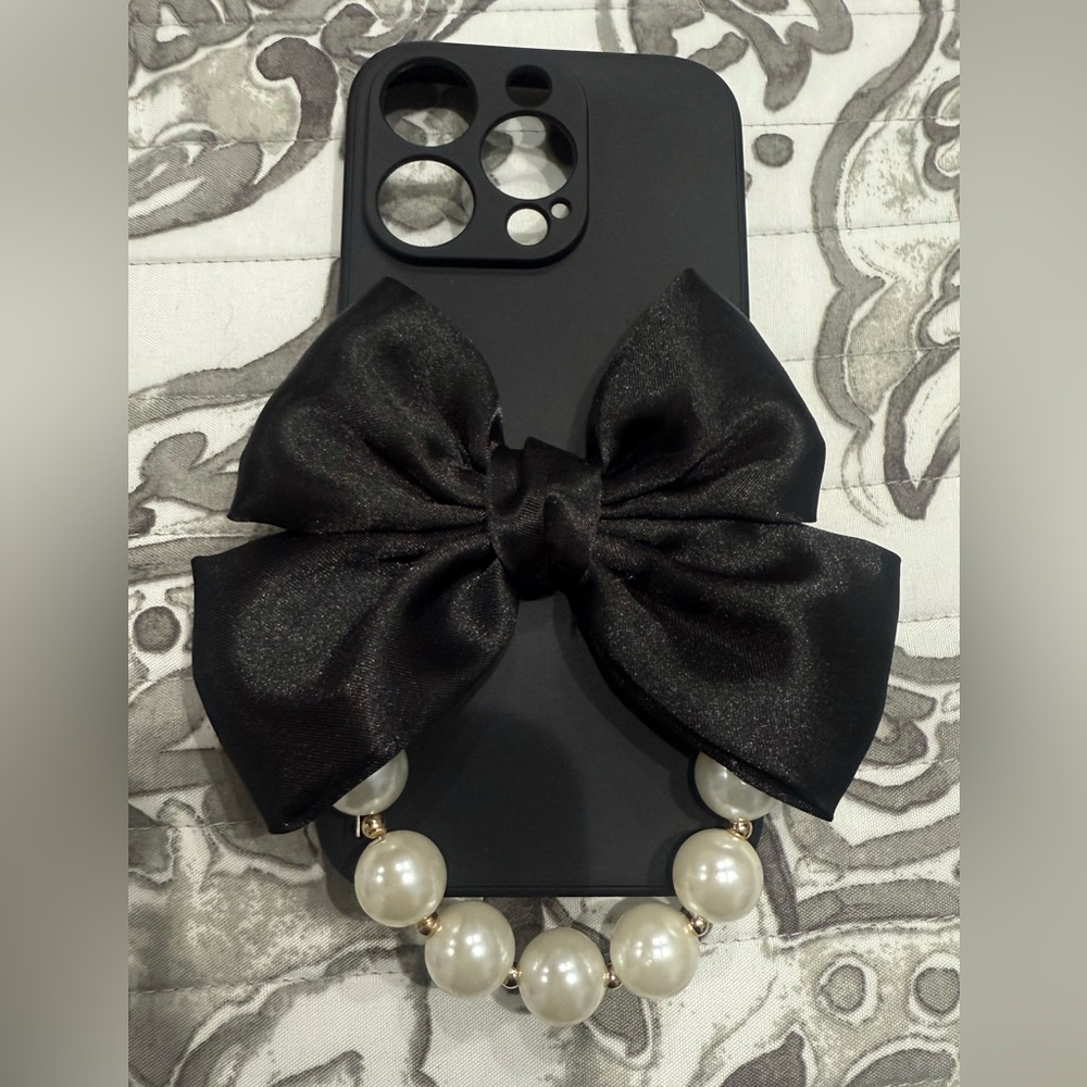 IPHONE 16 Pro Black & Pearls Case